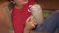 Wow minumnya banyak banget nih sampai segelas besar. Salma menjelaskan kalau minuman yang sedang dinikmatinya ini adalah capuccino bir.  Foto: instagram @salmahayek