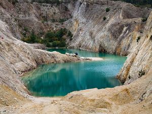 Renang di Danau Cantik Tapi Beracun, Turis Masuk Rumah Sakit