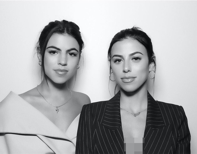 Victoria Villarroel yang pernah dibuatkan pesta ulang tahun dan pertunangan mewah oleh Kylie Jenner memiliki saudara kandung yang sama cantik dan seksinya dengannya. Adiknya, Sofia Villarroel juga populer di Instagram dengan pengikut lebih dari 131 ribu. Foto: Instagram @victoriavillarroel