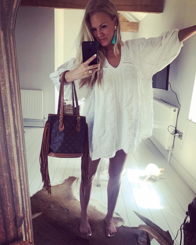 Sebelumnya Rachel menjadi seorang vegetarian karena melihat pemandangan kurang menyenangkan di pabrik pemotongan hewan ketika berusia tujuh tahun. Sampai suatu saat, Rachel melihat ayahnya membawa pulang buruan burung dan kelinci. Sejak saat itu, wanita tersebut menikmati hewan buruan sendiri. Foto: Instagram @rachelcarriehunting