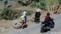 Kapolsek Kertasari Ipda Joni Agustina mengatakan, tebing tersebut sudah ambrol sejak empat bulan lalu. Ini sudah terjadi sekitar empat bulan lalu. Longsorannya sedalam sekitar 30 meter. Pemerintah sudah ada yang meninjau, tapi sampai saat ini belum ada realisasi pemerintah, kata Joni di Mapolsek Kertasari.
