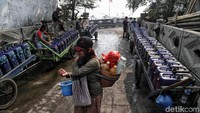 Air bersih yang dijual para pedagang itu pun dihargai Rp 2.500 per dirigen.