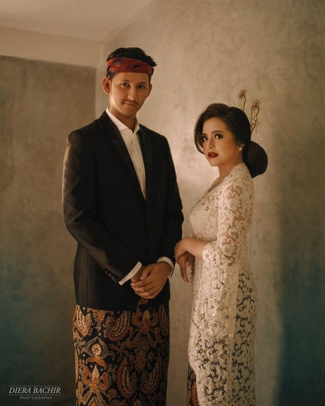 Ingin melakukan prewedding dengan busana tradisional? Foto prewedding indoor ala Tasya Kamila dan Randy ini bisa menjadi inspirasi. Foto: Instagram Diera Bachir