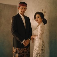 Ingin melakukan prewedding dengan busana tradisional? Foto prewedding indoor ala Tasya Kamila dan Randy ini bisa menjadi inspirasi. Foto: Instagram Diera Bachir
