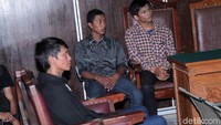 Empat pengamen Cipulir korban salah tangkap mengajukan tuntutan ganti rugi sebesar Rp 186.600.000 per pemohon terhadap terhadap Polda Metro Jaya, Kejati DKI, dan Kementerian Keuangan.