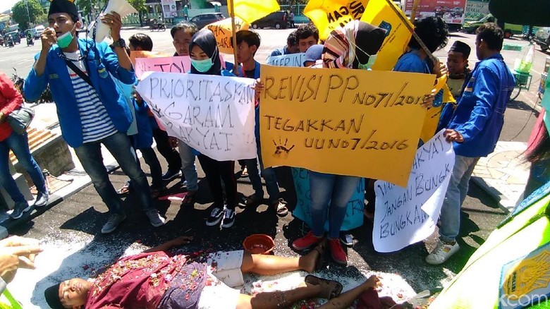 Puluhan Mahasiswa Demo Soal Harga Garam yang Anjlok Hingga Rp 350/Kg Puluhan Mahasiswa Demo Soal Harga Garam yang Anjlok Hingga Rp 350/Kg