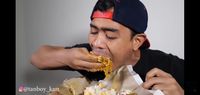 Gokil! Youtuber Ini Sarapan 4 Bungkus Nasi Padang Jumbo
