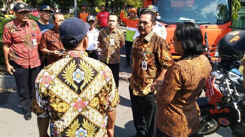 Walkot Solo Pantau Pemangkasan Pohon Usai Tewasnya Balita Saat CFD Walkot Solo Pantau Pemangkasan Pohon Usai Tewasnya Balita Saat CFD