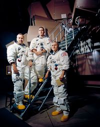 James (Jim) Lovell (kiri), Frank Borman (tengah), dan William (Bill) Anders, astronot yang ditugaskan dalam misi Apollo 8 oleh NASA.