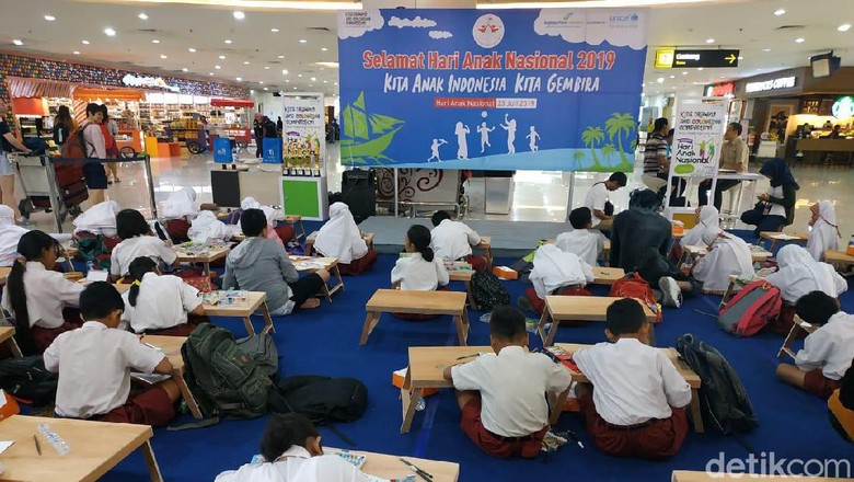 Puluhan Anak Mengikuti Lomba Mewarnai di Bandara Juanda Puluhan Anak Mengikuti Lomba Mewarnai di Bandara Juanda
