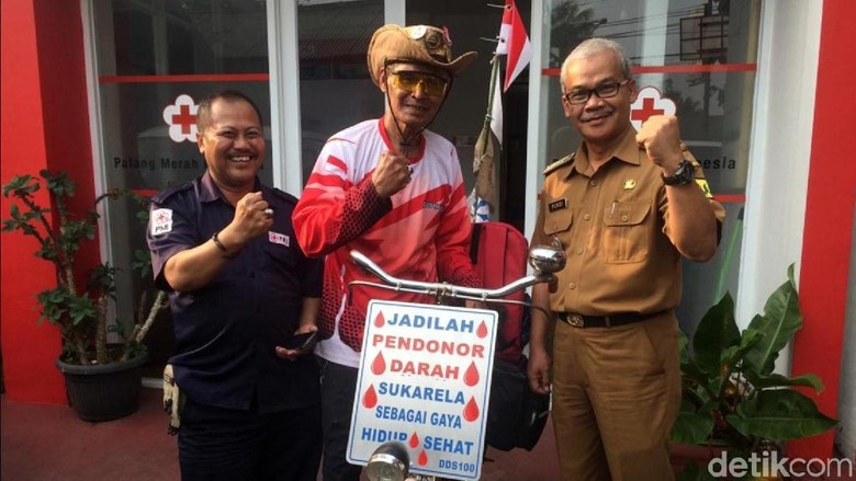 Kampanye Donor Darah, Pria Paruh Baya Gowes Sepeda Bandung-Jakarta Kampanye Donor Darah, Pria Paruh Baya Gowes Sepeda Bandung-Jakarta