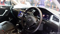 Selanjutnya pada bagian dashboard, semua tombol dan fitur tertata rapi dan dirancang untuk mempermudah jangkauan pengemudi. Selain itu layar digital seluas 12,3 inci dapat membantu pengendara untuk melihat data spesifik speedometer dan odometer yang lebih keren.