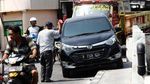 Aksi Sopir Menantang Maut di Jembatan Amblas Tegal Alur