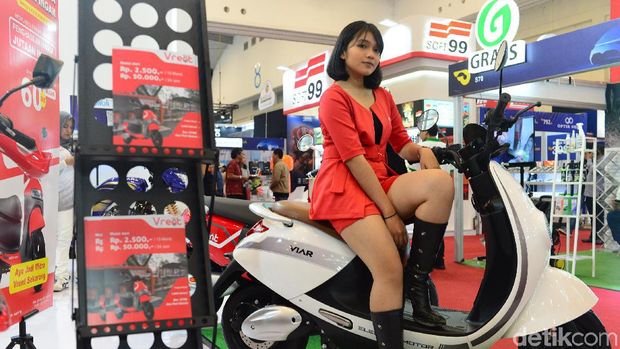 Model berpose di atas motor listrik Viar Q1 pada pameran otomotif Gaikindo Indonesia International Auto Show (GIIAS) ke-27 tahun 2019 di ICE BSD, Tangerang, Banten, Selasa (23 /7/2019).