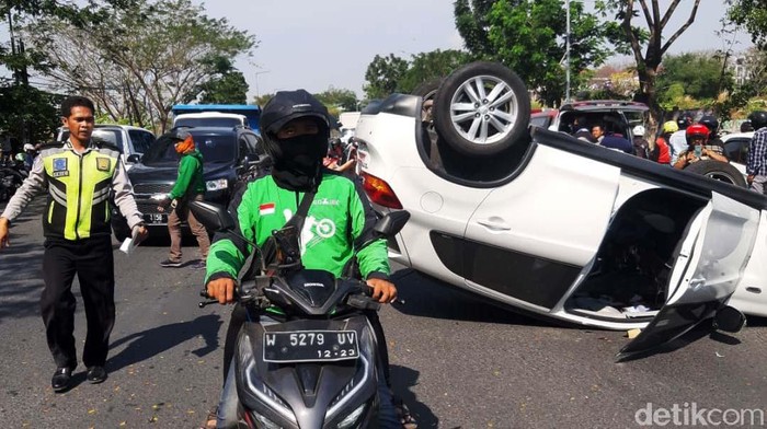 Mobil Mitsubishi Outlander nopol L 899 EL terbalik di depan Waduk Unesa di Jalan Babadan Wiyung, Surabaya. Mobil terbaik akibat pengemudi mengantuk.