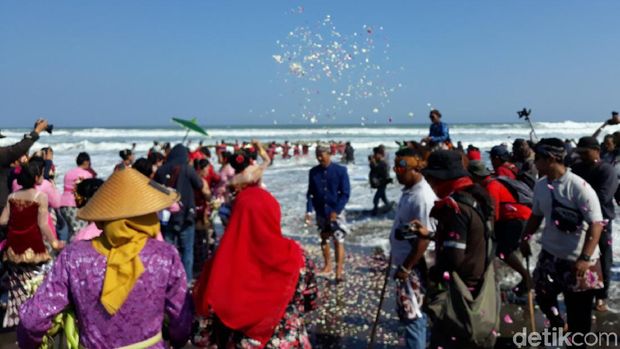 Labuhan Bekti Pertiwi Pisungsun Jaladri di Pantai Parangkusumo, Bantul.