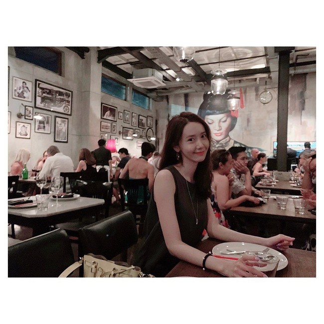 Saat liburan, Yoona terlihat menerapkan aksesori minimalis yakni kalung dan sepasang hop earring. Foto: Instagram @yoona__lim