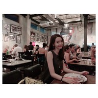 Saat liburan, Yoona terlihat menerapkan aksesori minimalis yakni kalung dan sepasang hop earring. Foto: Instagram @yoona__lim