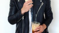 Demam boba tea juga dirasakan Simu. Ia mengaku sangat kecanduan paduan teh, susu, dan mutiara kenyal ini. Foto: Instagram simuliu