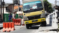 Mereka pun harus berjalan perlahan.