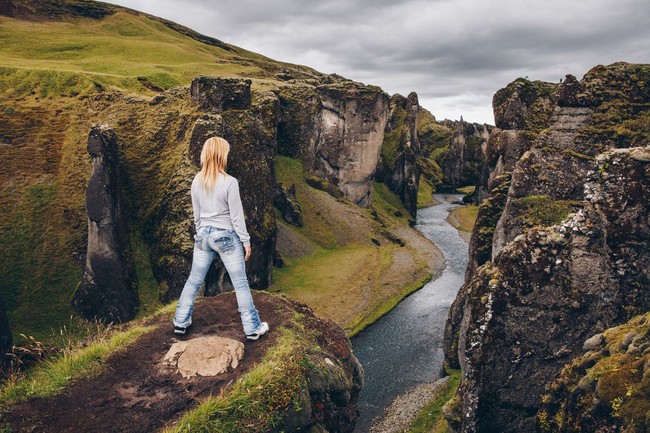 Justin Bieber berhasil membuat Fjadrargljufur Canyon di Reykjavik, Islandia, jadi sangat populer setelah dijadikan lokasi video klip yang kemudian diunggah di Instagram. Akibatnya jumlah wisatawan membludak dan mengancam keberlangsungan ekosistem di sekitarnya. Akhirnya ngarai dengan pemandangan super indah itu ditutup sementara untuk memberi ruang bagi ekosistem agar bisa bernapas lebih lega dari serbuan para turis. Foto: iStock