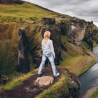 Justin Bieber berhasil membuat Fjadrargljufur Canyon di Reykjavik, Islandia, jadi sangat populer setelah dijadikan lokasi video klip yang kemudian diunggah di Instagram. Akibatnya jumlah wisatawan membludak dan mengancam keberlangsungan ekosistem di sekitarnya. Akhirnya ngarai dengan pemandangan super indah itu ditutup sementara untuk memberi ruang bagi ekosistem agar bisa bernapas lebih lega dari serbuan para turis. Foto: iStock