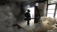 Satu persatu rumah difogging.