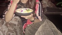 Malam mingguan bersama temannya, Juliana mampir ke sebuah kafe untuk menikmati makanan enak. Apa ya yang sedang disantap Juliana? Foto: instagram @julianamoechtar