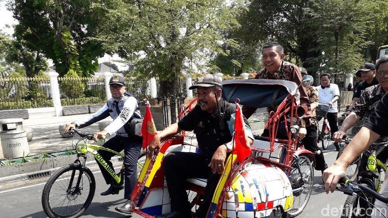 Sepeda Listrik dan Prototype Becak Listrik Diluncurkan di Malioboro Sepeda Listrik dan Prototype Becak Listrik Diluncurkan di Malioboro