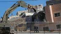 Israel mulai menghancurkan rumah-rumah yang berada di permukiman Palestina yang berada terlalu dekat dengan tembok pemisah di daerah yang diduduki di Tepi Barat. Reuters/Mussa Issa Qawasma.