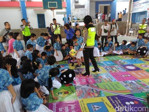 Lewat Ular Tangga, Polres Tangsel Ajarkan Siswa SD Tertib Lalu Lintas