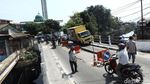 Aksi Sopir Menantang Maut di Jembatan Amblas Tegal Alur
