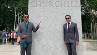 Di tengah perjalanan, kedua pemimpin daerah tersebut nampak berfoto di depan patung Churchill. Istimewa/Dok. Rudiana