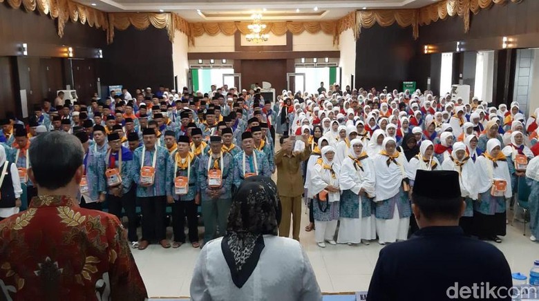 Calon Jemaah Haji Kloter 18 Embarkasi Padang Diberangkatkan Calon Jemaah Haji Kloter 18 Embarkasi Padang Diberangkatkan