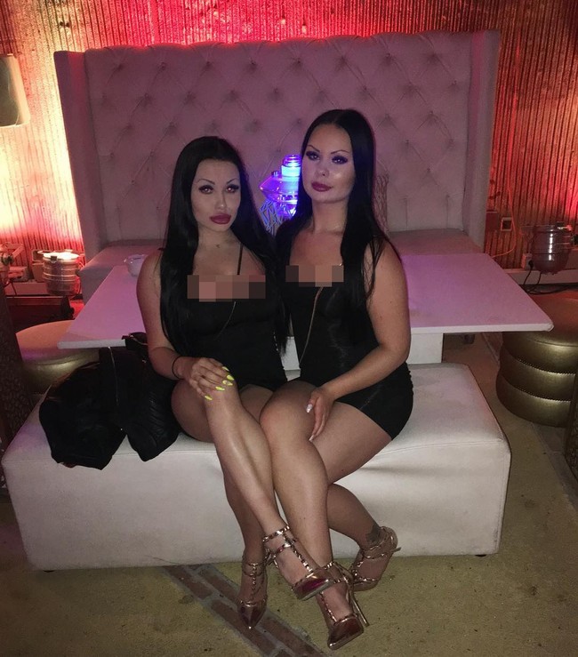 Sejak kecil, dua wanita berusia 20 tahun itu sudah sering pakai baju kembar. Mereka pun saling menelepon setiap pagi untuk janjian menggunakan busana yang sama.  Foto: Instagram