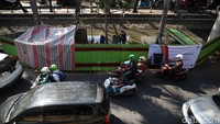 Dari pantauan di lokasi, pekerjaan soil testing tampak baru saja dimulai. Seng berkelir hijau dan merah membatasi area yang bersampingan dengan Kali Sunter tersebut. Lengkap dengan spanduk kecil bertuliskan LRT Jakarta Phase 2 on progress pada seng tersebut. Tampak dua orang pekerja tengah berada di dalam area tersebut.