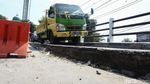 Aksi Sopir Menantang Maut di Jembatan Amblas Tegal Alur
