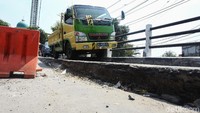 Banyaknya kendaraan yang membawa beban terlalu berat membuat jembatan ini semakin rusak.