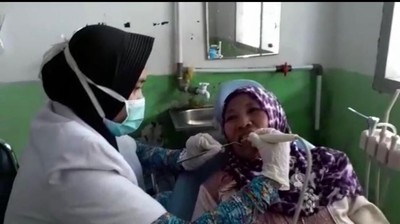 Melihat Aktivitas Bu Dokter di Sumbar yang Gagal Jadi PNS karena Disabilitas