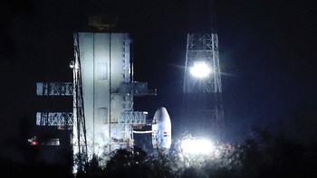 Malam menjelang peluncuran misi Chandrayaan-2. Foto: Associated Press