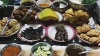 Kalau jajan pindang daging harus tahan godaan. Karena beragam lauk pelengkapnya tersedia di depan mata. Aneka gorengan, sate hingga kerupuk dan sambal. Foto : Instagram @itsme_robinmnugraha