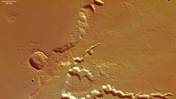 Medusae Fossae: Medusae Fossae adalah salah satu tempat teraneh di Mars dengan formasi yang pernah dispekulasikan sebagai tempat kecelakaan pesawat alien. Penjelasan yang lebih masuk akal, kawasan ini sepetinya menyimpan deposit vulkanis raksasa sehingga membentuk formasi aneh atau mungkin ada letusan gunung berapi raksasa di masa silam. Foto: NASA
