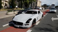 Seorang pria di Polandia menarik perhatian masyarakat di sana saat berkeliling kota menggunakan sepeda uniknya yang dirombak menjadi mobil super menyerupai Mercedes SLS AMG.