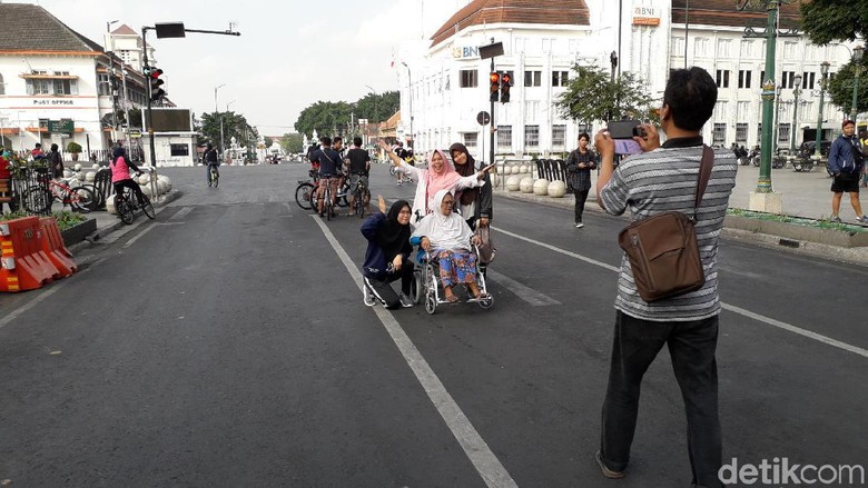 Jalan Malioboro bebas asap rokok dan pembatasan kendaraan bermotor (Foto: Ristu Hanafi/detikcom) Jalan Malioboro bebas asap rokok dan pembatasan kendaraan bermotor (Foto: Ristu Hanafi/detikcom)