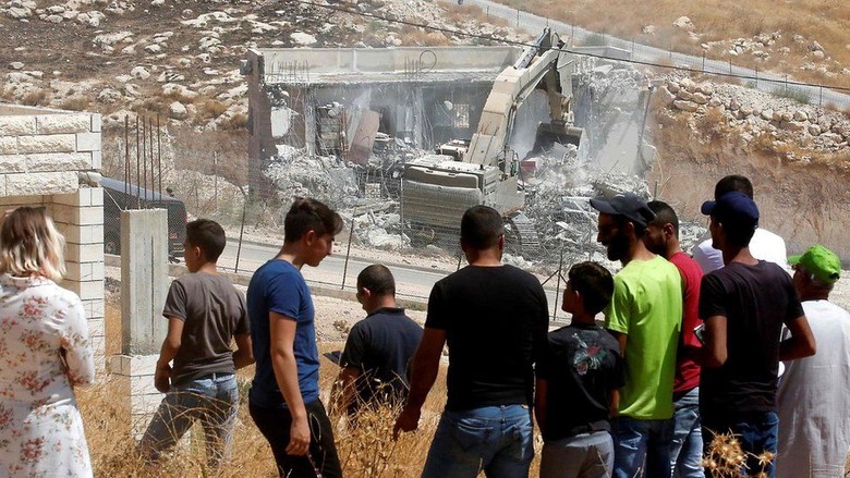 Rumahnya Dihancurkan Israel, Warga Palestina Terpaksa Menggelandang di Jalan Rumahnya Dihancurkan Israel, Warga Palestina Terpaksa Menggelandang di Jalan