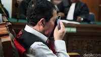 Jokdri sesekali mengusap keringat di wajahnya menggunakan sapu tangan saat hakim membacakan vonis untuk dirinya.