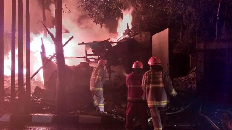 11 Kios di Jalan Soekarno Hatta Bandung Ludes Terbakar 11 Kios di Jalan Soekarno Hatta Bandung Ludes Terbakar