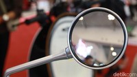 Motor listrik ini dibekali dengan spion bulat.