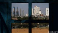 Di Hari Anak ini masih terlihat anak-anak yang bermain di tempat yang kurang layak tersebut.