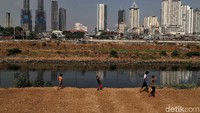 Bermain air itu kerap mereka lakukan di Kanal Banjir Barat.